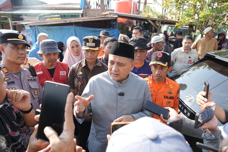 Kebakaran Tallo Hanguskan 50 Rumah, 90 KK Terdampak 1 Wali Kota Makassar meninjau lokasi kebakaran di Tallo