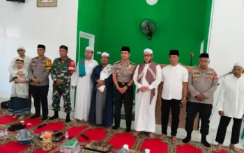 Kapolres Gowa Muhammad Yusuf Usman bersama Habib Faisal Zeen Alhabsyi, pengurus yayasan, dan tokoh masyarakat pada Maulid Nabi di Masjid Alnur Pallangga