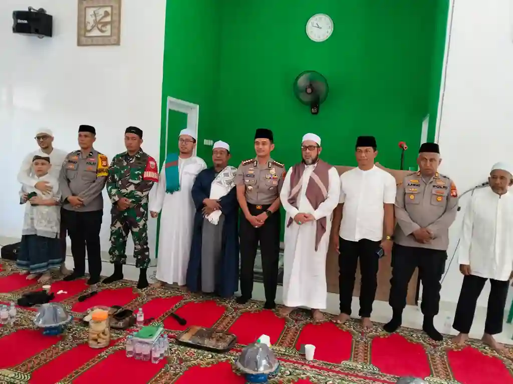Kapolres Gowa Muhammad Yusuf Usman bersama Habib Faisal Zeen Alhabsyi, pengurus yayasan, dan tokoh masyarakat pada Maulid Nabi di Masjid Alnur Pallangga