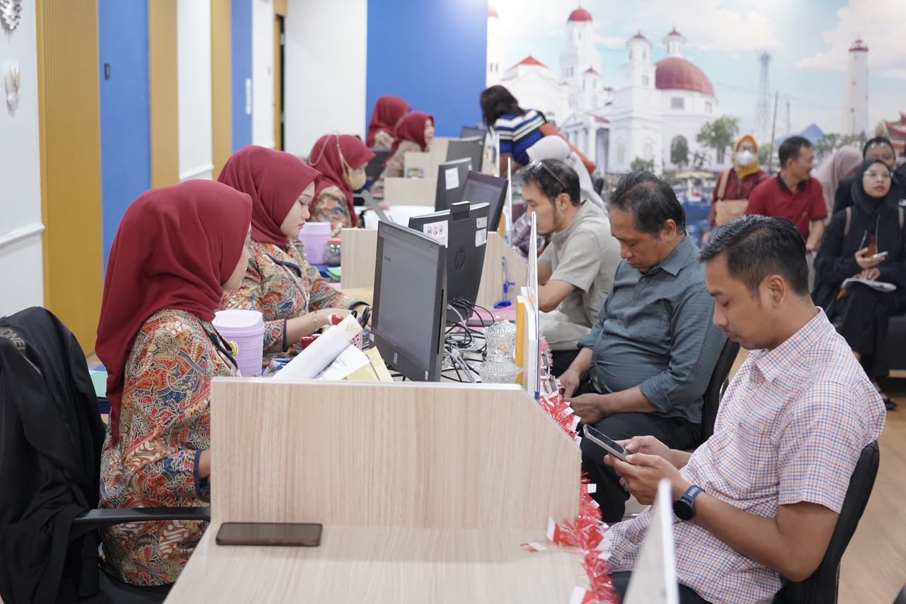 Uji Layanan Peralihan Hak 10 Hari Beri Kepastian Balik Nama Sertipikat 1 Masyarakat mengurus balik nama sertipikat di Kantor Pertanahan Kota Semarang