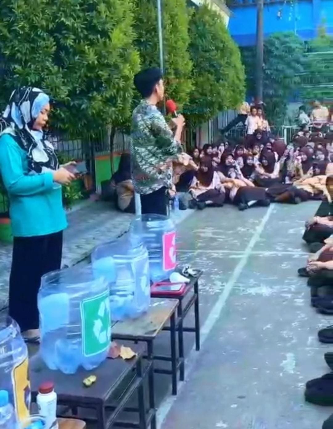 SMPN 4 Makassar Sosialisasikan Pemilahan Sampah dari Sumber 1 Sosialisasi pengelolaan dan pemilahan sampah di SMPN 4 Makassar