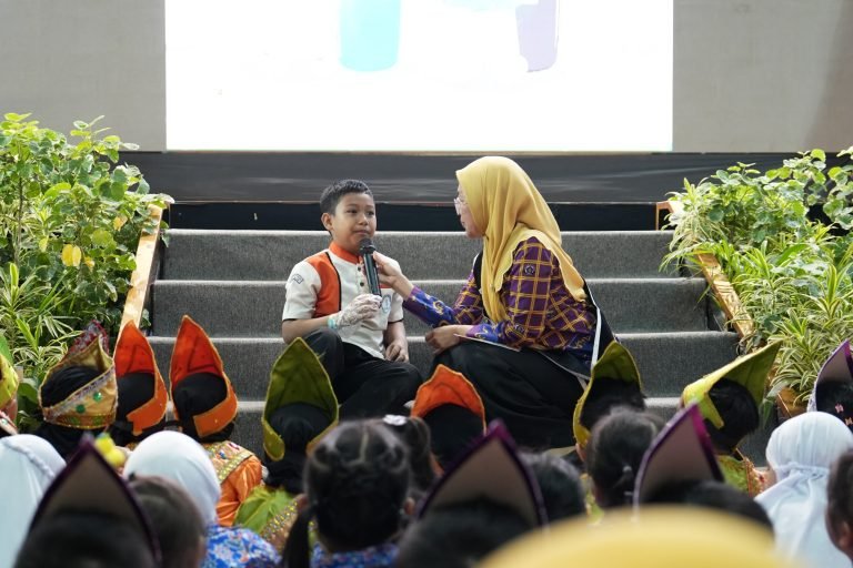 Bunda PAUD Makassar membacakan Jelajah Hijau di Pantai Losari kepada anak-anak