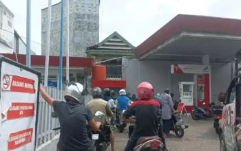 Antrean SPBU di Bone Mengular, Pertalite Eceran Tembus Rp20 Ribu per Liter 6 20260907 PERTALITE NAIK pertalite naik bone 2026