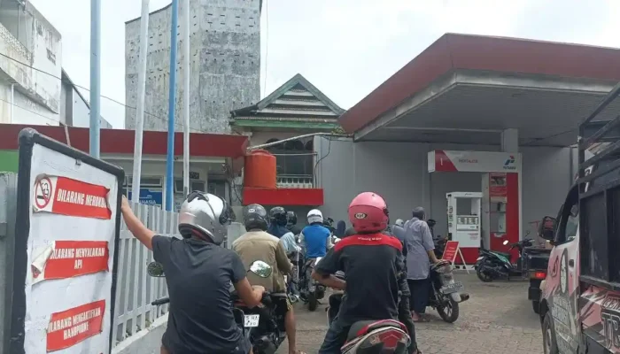 Antrean SPBU di Bone Mengular, Pertalite Eceran Tembus Rp20 Ribu per Liter