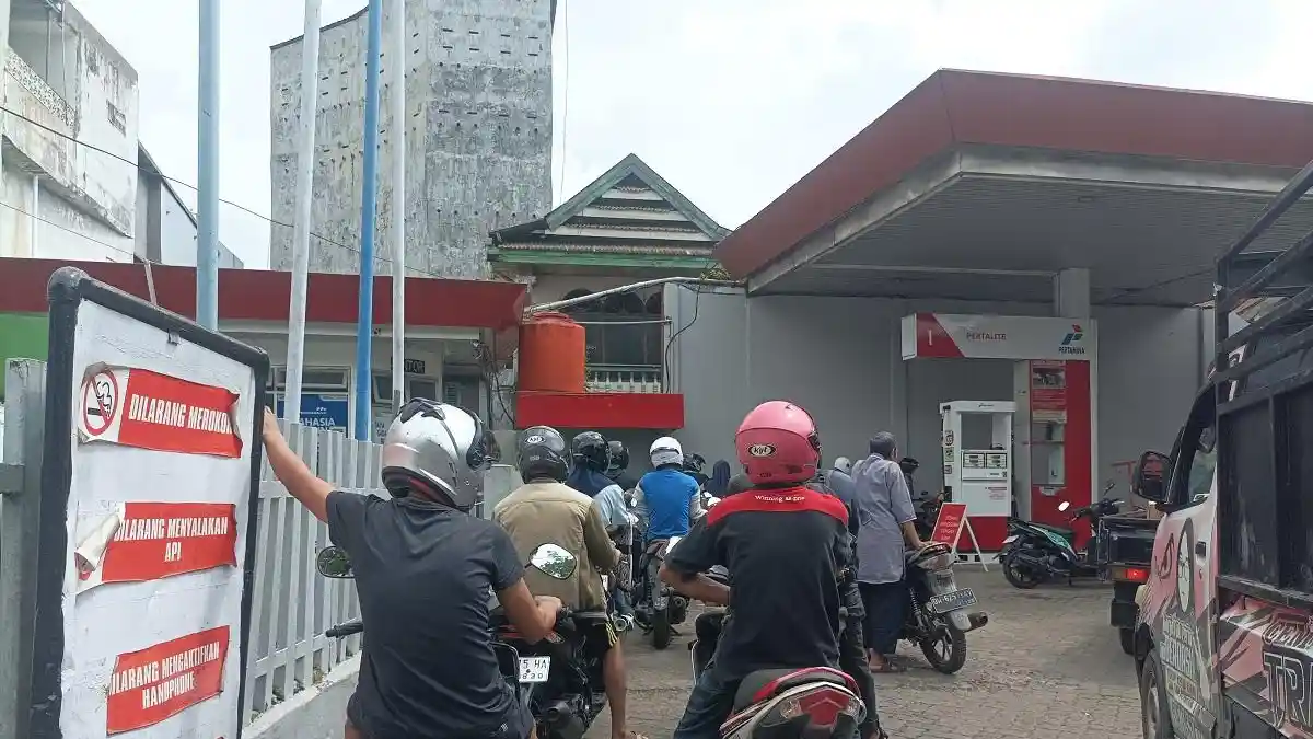 Antrean SPBU di Bone Mengular, Pertalite Eceran Tembus Rp20 Ribu per Liter 1 20260907 PERTALITE NAIK pertalite naik bone 2026