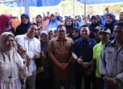 Bupati Takalar Daeng Manye Selamatkan 120 Hektare Tebu Petani dari Ancaman Gagal Panen 11 Bupati Takalar Mohammad Firdaus Daeng Manye berfoto bersama petani seusai menghadiri syukuran panen raya tebu di Desa Barugaya, Kecamatan Polongbangkeng Timur. Foto: Istimewa.