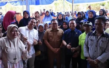 Bupati Takalar Daeng Manye Selamatkan 120 Hektare Tebu Petani dari Ancaman Gagal Panen 5 Bupati Takalar Mohammad Firdaus Daeng Manye berfoto bersama petani seusai menghadiri syukuran panen raya tebu di Desa Barugaya, Kecamatan Polongbangkeng Timur. Foto: Istimewa.