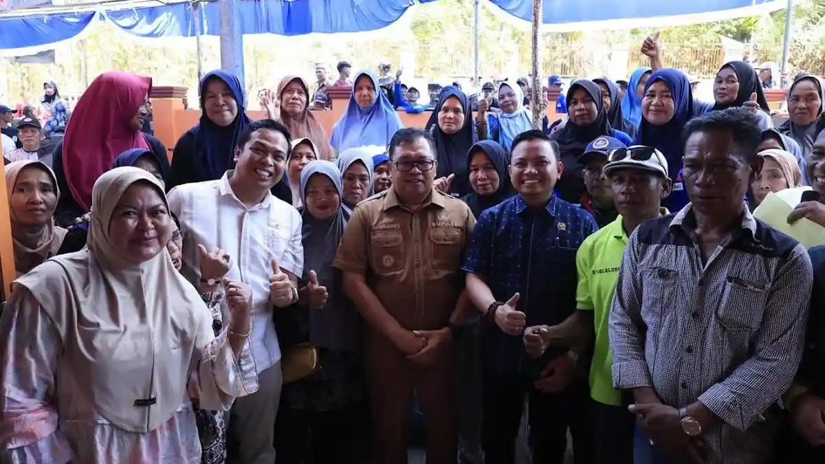 Bupati Takalar Mohammad Firdaus Daeng Manye berfoto bersama petani seusai menghadiri syukuran panen raya tebu di Desa Barugaya, Kecamatan Polongbangkeng Timur. Foto: Istimewa.