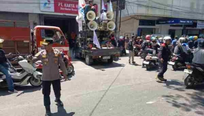 200 Buruh Demo Perusahaan di Jalan Bandang Makassar, Polisi Turun Amankan Aksi