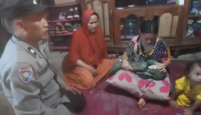 Di Tengah Musibah, Aiptu Subur Bhabinkamtibmas Baraya Tetap Turun ke Warga: Melayat Balita di Jalan Kandea