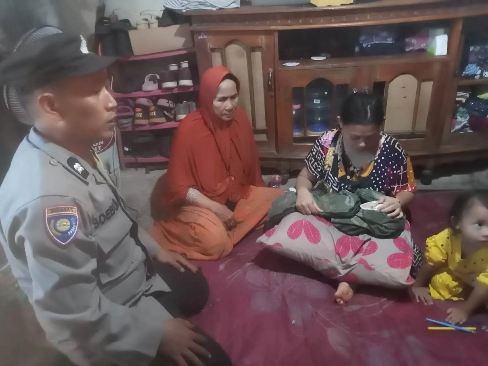 Di Tengah Musibah, Aiptu Subur Bhabinkamtibmas Baraya Tetap Turun ke Warga: Melayat Balita di Jalan Kandea 1 IMG20260928102055 2048x1536 1
