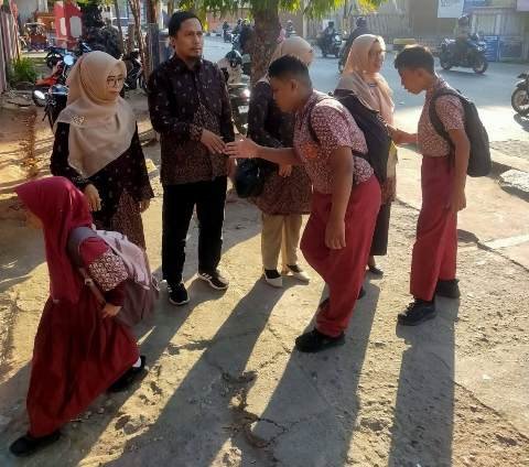 Guru dan Kepala UPT SPF SD Negeri Kaluku Bodoa Makassar Jemput Siswa 1 IMG 20260903 184223