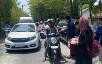 Rayakan Maulid Nabi, Siswa SMP Negeri 50 Makassar Turun ke Jalan Bagikan Makanan