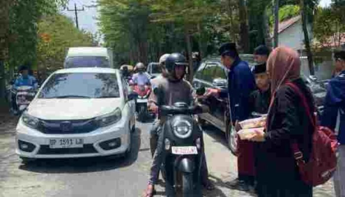 Rayakan Maulid Nabi, Siswa SMP Negeri 50 Makassar Turun ke Jalan Bagikan Makanan