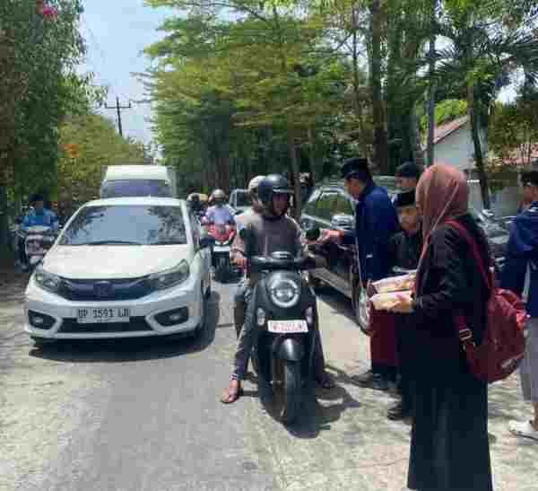 Rayakan Maulid Nabi, Siswa SMP Negeri 50 Makassar Turun ke Jalan Bagikan Makanan 1 WhatsApp Image 2026 09 09 at 13.09.29 20kb