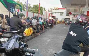 Pertamina Klaim Stok BBM Aman, Warga Makassar Antre hingga 2 Jam
