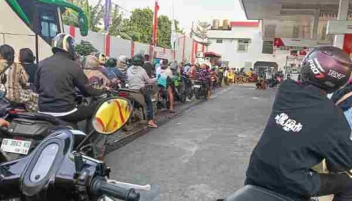 Pertamina Klaim Stok BBM Aman, Warga Makassar Antre hingga 2 Jam