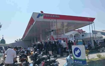 Antre BBM Sejak Dini Hari, SPBU Barombong Makassar Mengular hingga Jalan Raya