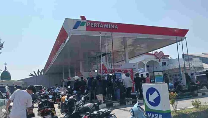 Antre BBM Sejak Dini Hari, SPBU Barombong Makassar Mengular hingga Jalan Raya