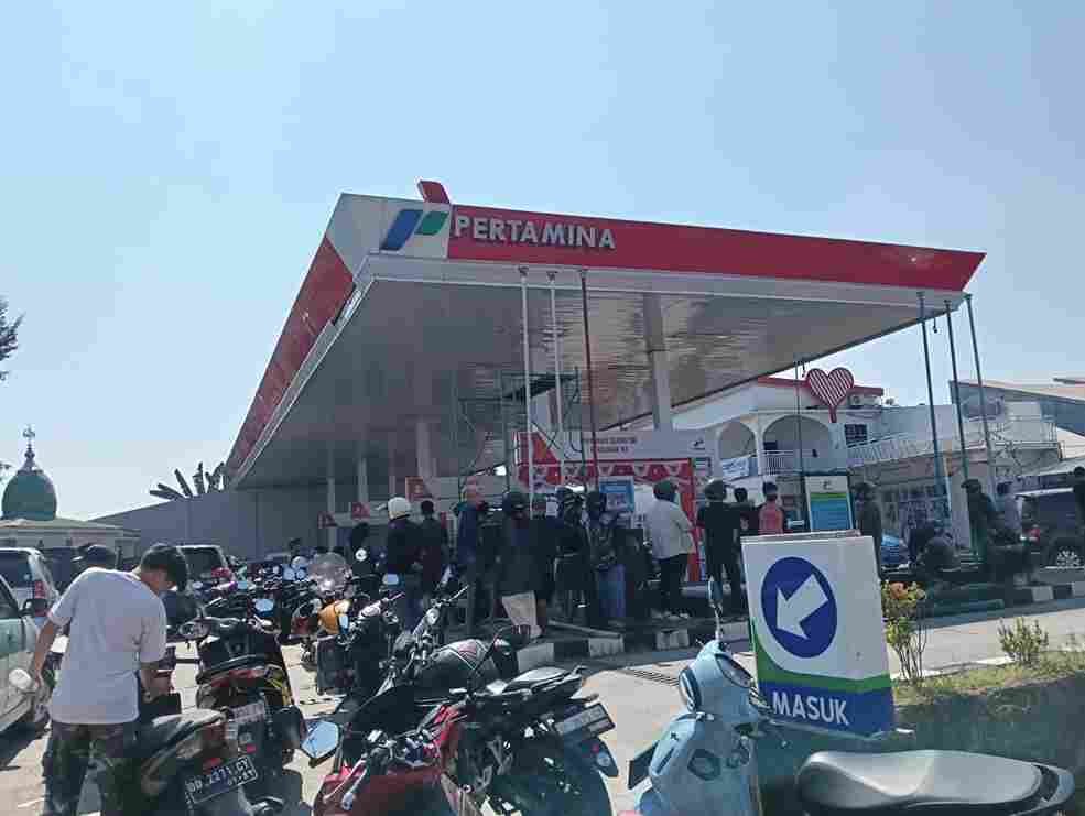 Antre BBM Sejak Dini Hari, SPBU Barombong Makassar Mengular hingga Jalan Raya 1 WhatsApp Image 2026 09 12 at 21.05.27 11zon