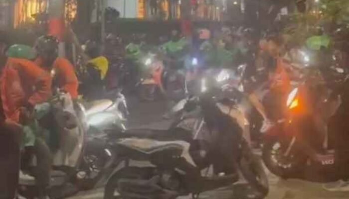 BREAKING NEWS: Driver Ojol Diduga Dibacok Jukir Dekat Polsek Mamajang, Ratusan Rekannya Geruduk Kantor Polisi