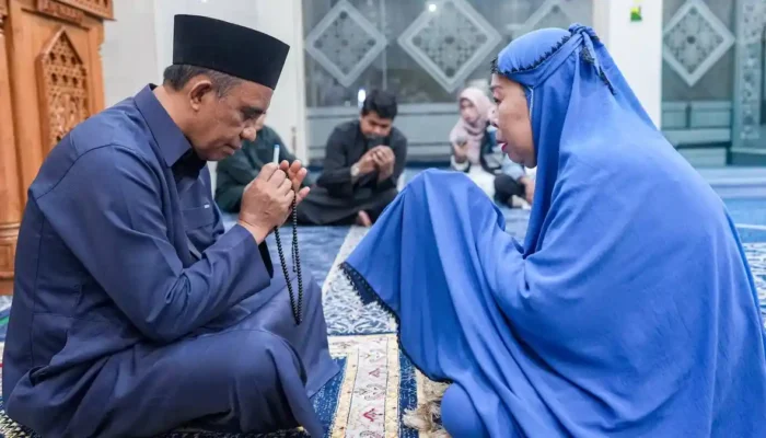 Usai Salat Subuh, Gubernur Sulteng Anwar Hafid Layani Langsung Keluhan Warga