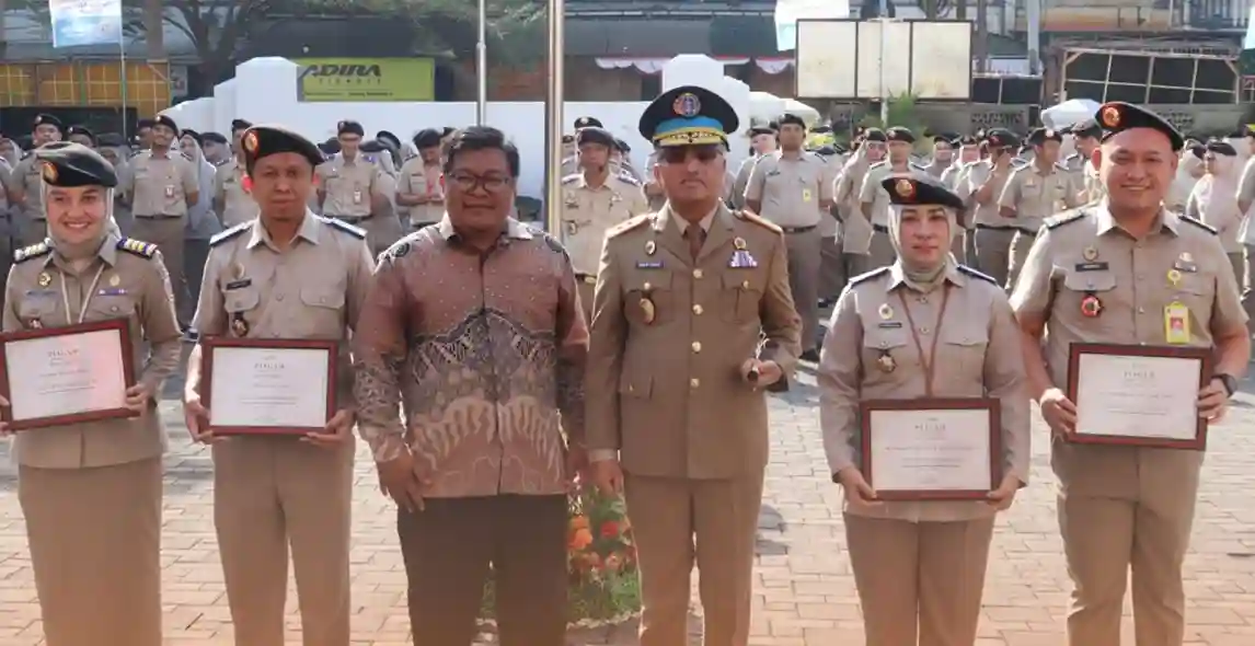 Kantah Takalar Raih Dua Penghargaan Pensertipikatan BMN 2026 1 Penerima piagam penghargaan pensertipikatan tanah BMN berfoto bersama dalam rangkaian HANTARU 2026
