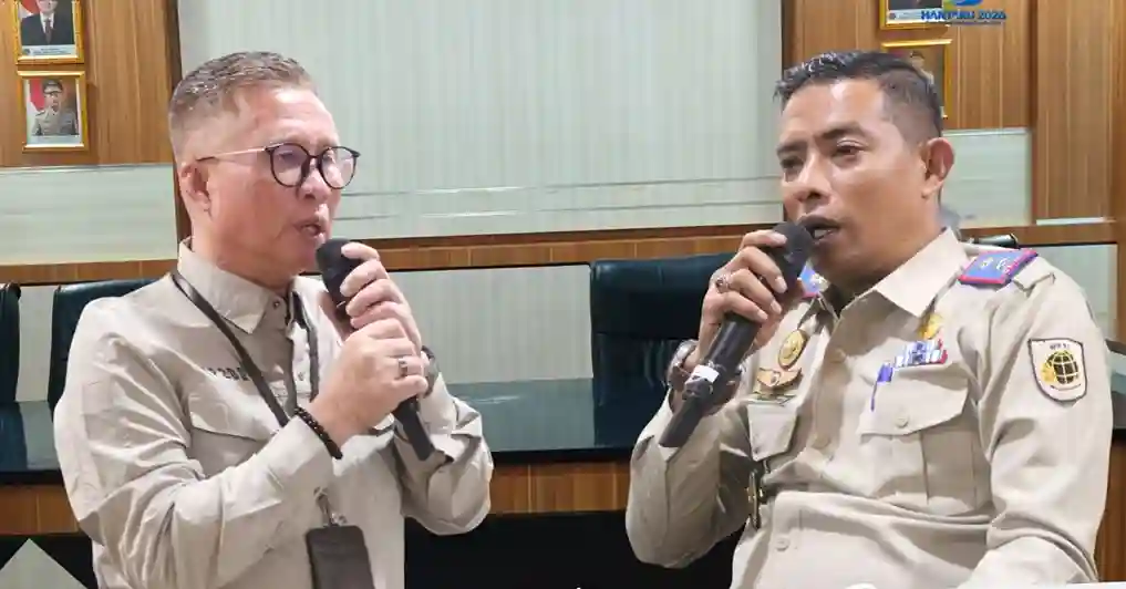 Kantah dan Bapenda Takalar Teken PKS, Sinkronkan Data Tanah dan Pajak 1 Dua pejabat menyampaikan keterangan dengan mikrofon dalam kegiatan kerja sama Kantah dan Bapenda Takalar