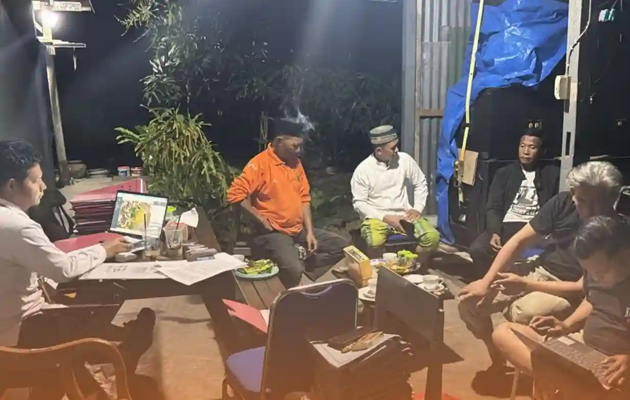 Satgas PTSL Takalar Turun ke Desa, Cek Berkas dan Cocokkan Gambar Bidang 1 Satgas PTSL Takalar membahas berkas dan gambar bidang tanah bersama pihak di lokasi kegiatan