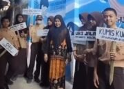 SMPN 24 Makassar Kenalkan Tanaman lewat Kebun Urban Farming 11 Guru dan siswa SMPN 24 Makassar membawa papan nama tanaman dalam kegiatan pengenalan tanaman urban farming.
