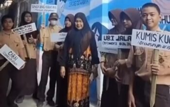 SMPN 24 Makassar Kenalkan Tanaman lewat Kebun Urban Farming 6 Guru dan siswa SMPN 24 Makassar membawa papan nama tanaman dalam kegiatan pengenalan tanaman urban farming.