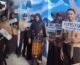 Guru dan siswa SMPN 24 Makassar membawa papan nama tanaman dalam kegiatan pengenalan tanaman urban farming.