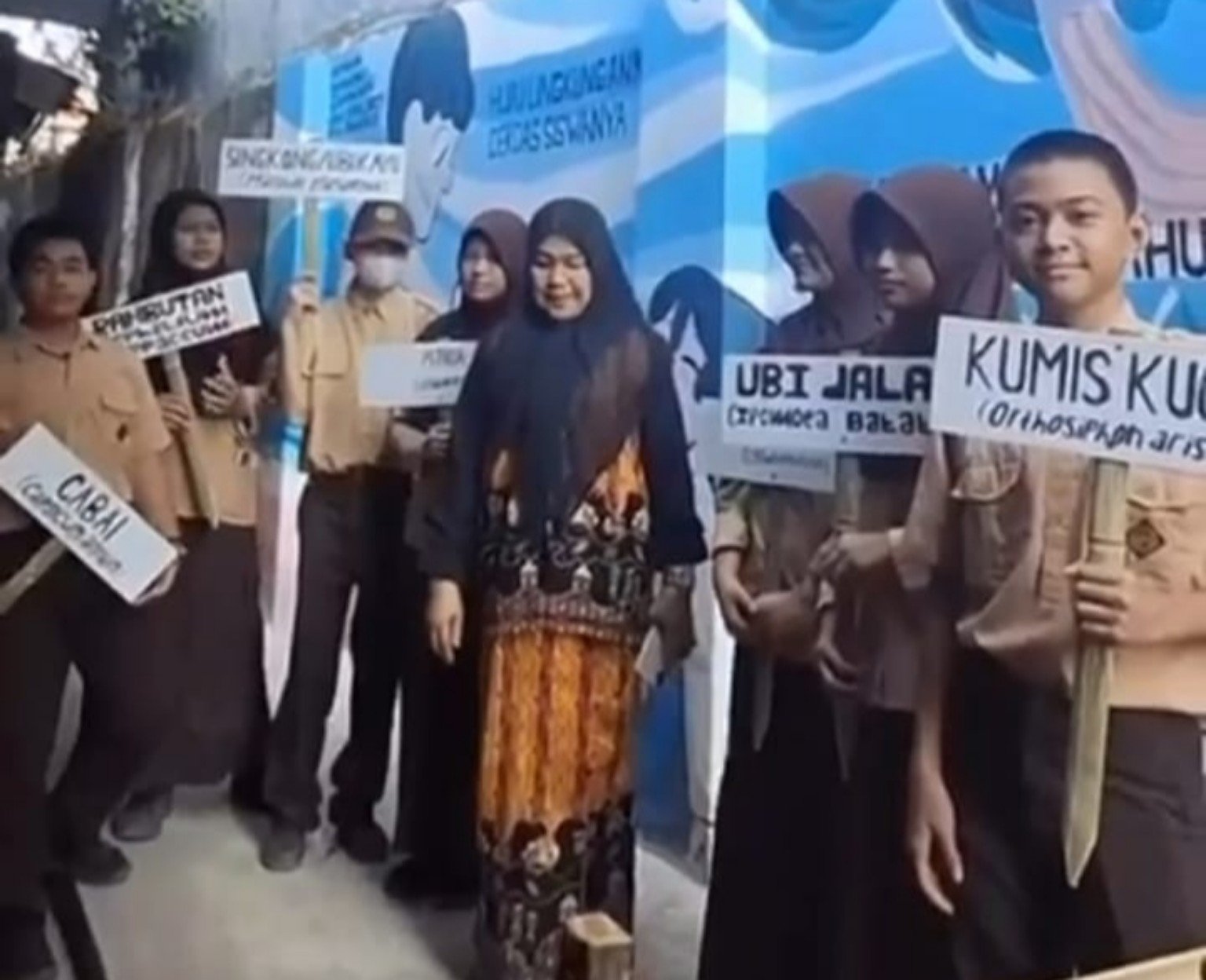 SMPN 24 Makassar Kenalkan Tanaman lewat Kebun Urban Farming 1 Guru dan siswa SMPN 24 Makassar membawa papan nama tanaman dalam kegiatan pengenalan tanaman urban farming.