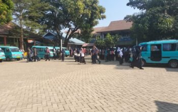 SMPN 32 Makassar Nobar Akal Imitasi untuk Pendidikan Karakter 4 Siswa SMPN 32 Makassar bersiap mengikuti outing class pendidikan karakter melalui film Akal Imitasi, 30 September 2026.