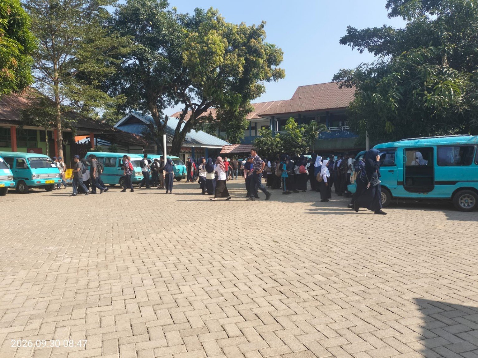 Siswa SMPN 31 Makassar dan guru berkumpul di halaman sekolah bersama armada pete-pete sebelum nobar edukasi, 30 September 2026.
