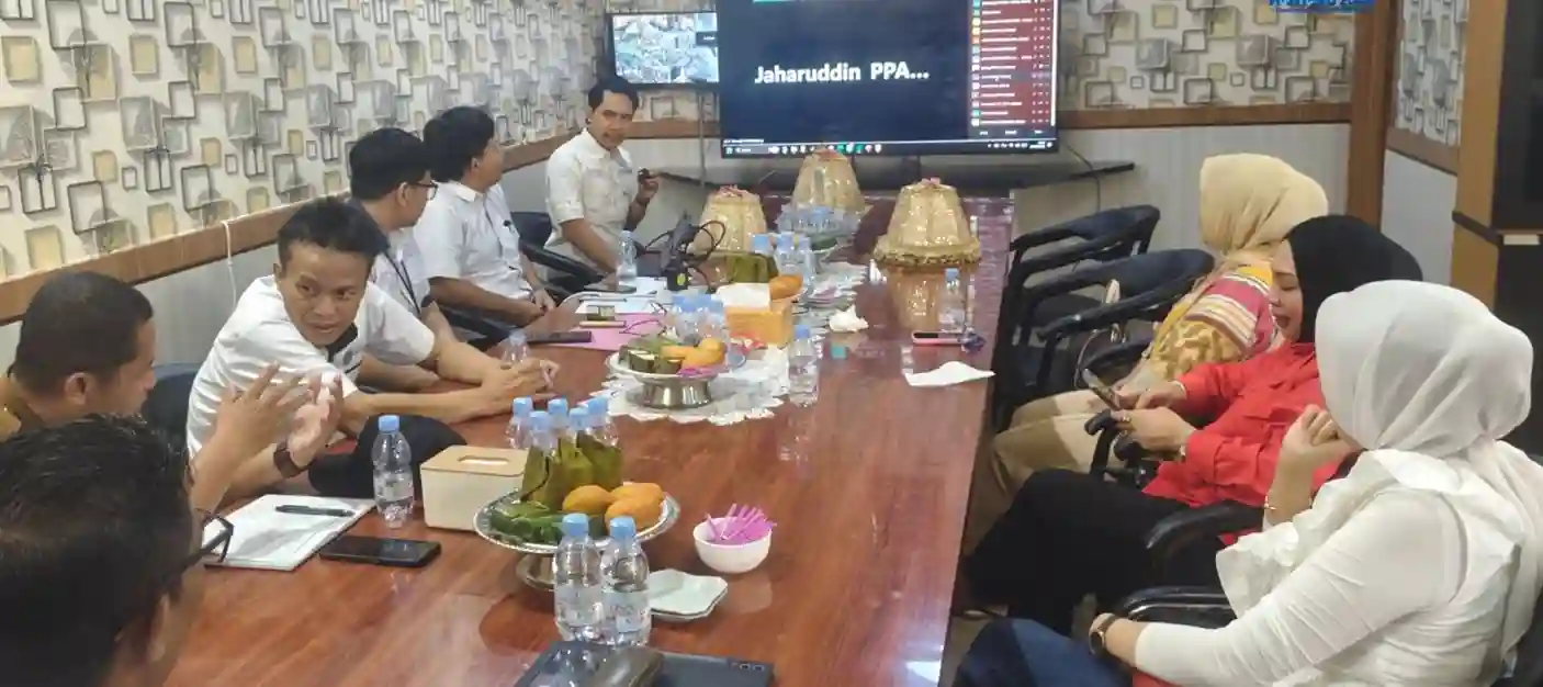 BPN Takalar Bahas PERINTIS 10 Hari Bersama PPAT dan Bapenda 1 Peserta mengikuti sosialisasi Peralihan Hak Terintegrasi 10 Hari di Kantor Pertanahan Takalar