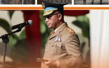 Pejabat berseragam upacara berdiri di depan mikrofon pada peringatan HANTARU 2026 di Kanwil BPN Sulawesi Selatan