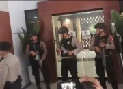 Tim gabungan kepolisian menggeledah Kantor Bupati Gowa di Jalan Masjid Raya, Sungguminasa, Senin (21/9/2026). Penggeledahan terkait penyidikan dugaan korupsi perizinan PBG dan perizinan lainnya. Foto: Istimewa