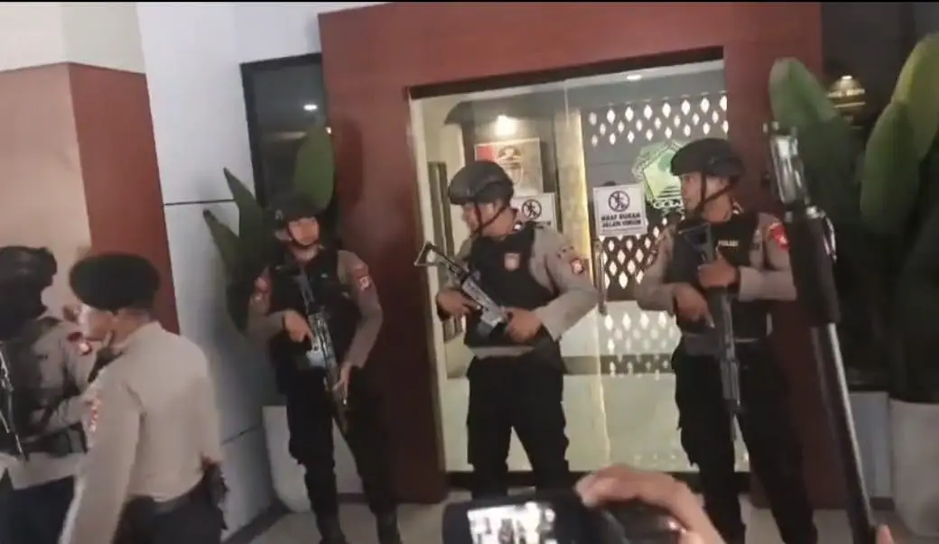 Tim gabungan kepolisian menggeledah Kantor Bupati Gowa di Jalan Masjid Raya, Sungguminasa, Senin (21/9/2026). Penggeledahan terkait penyidikan dugaan korupsi perizinan PBG dan perizinan lainnya. Foto: Istimewa