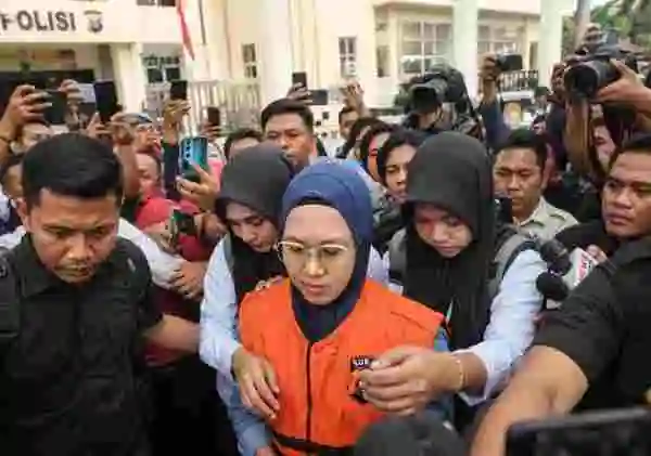 Mantan Bupati Gowa Sitti Husniah Talenrang Resmi Ditahan, Masuk Rutan Polda Sulsel 1 1793009394831 15kb