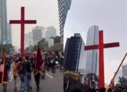 Salib Merah Raksasa Muncul dalam Demo Jakarta 28 Oktober, Ternyata Ini Makna di Baliknya 12 64320 salib merah di demo jakarta 1