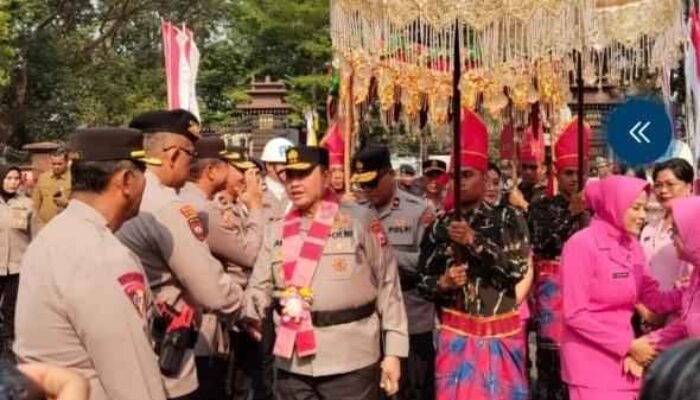 Kapolda Sulsel Baru Awal Chairuddin Disambut Adat, Djuhandhani Dilepas