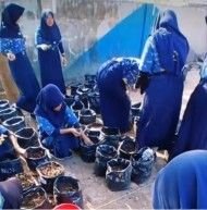 Siswa dan guru UPTD SPF SMP Negeri 15 Makassar menanam bibit cabai menggunakan kompos dari olahan sampah daun melalui inovasi BERSAUDARAKI. (Foto: Dok. Istimewa)