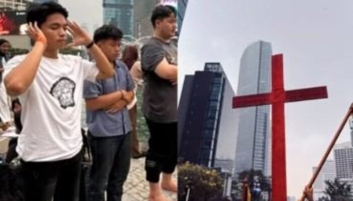 Massa Aksi Bawa Salib Merah dan Salat Berjamaah di Bundaran HI, Warganet Sebut “Jalur Langit”
