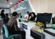 Petugas loket kantor pertanahan melayani pemohon pengukuran dan peralihan hak