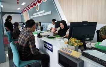 Petugas loket kantor pertanahan melayani pemohon pengukuran dan peralihan hak
