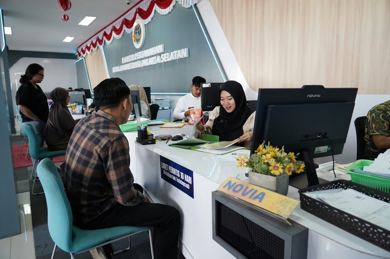 Petugas loket kantor pertanahan melayani pemohon pengukuran dan peralihan hak