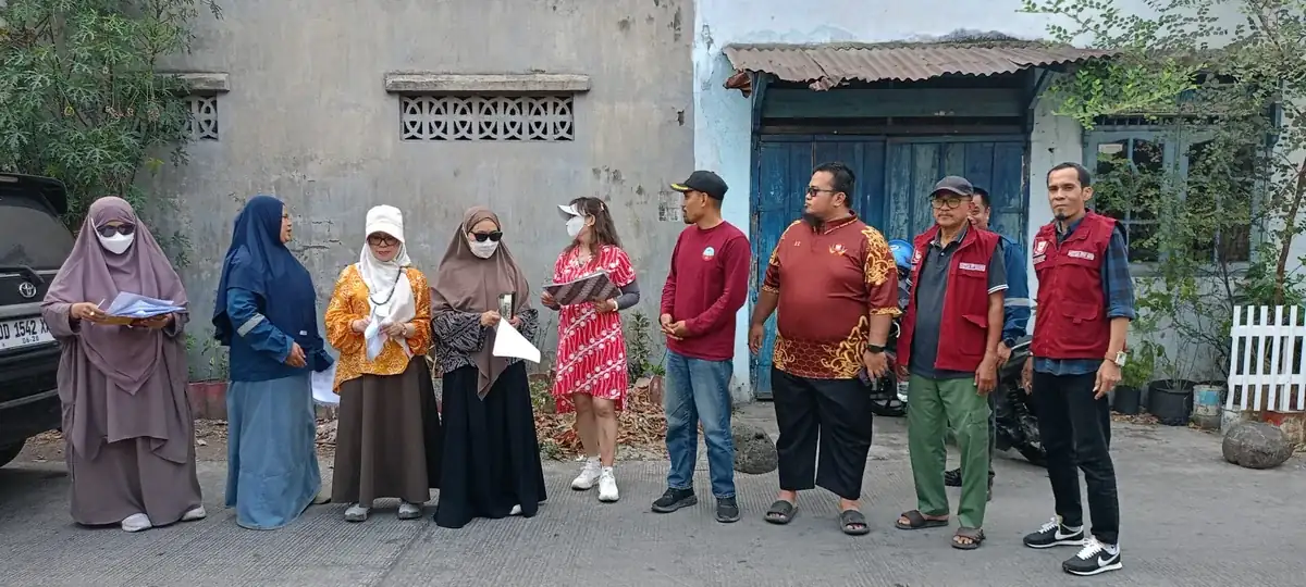 Sekcam dan Lurah Banta-Bantaeng Rappocini Makassar mendampingi penilaian kebersihan RW 01