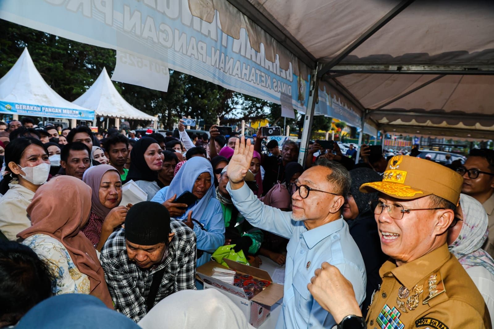 Bantuan Beras 30 Kg untuk 33,2 Juta Keluarga Dipercepat 1 Menko Pangan Zulkifli Hasan menyerahkan bantuan pangan beras kepada warga