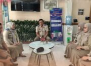 Bustam Briefing Petugas Loket Kantah Takalar, Tekankan Layanan Responsif 20 Kepala Kantah Takalar Bustam dan petugas loket berdiskusi dalam briefing pagi